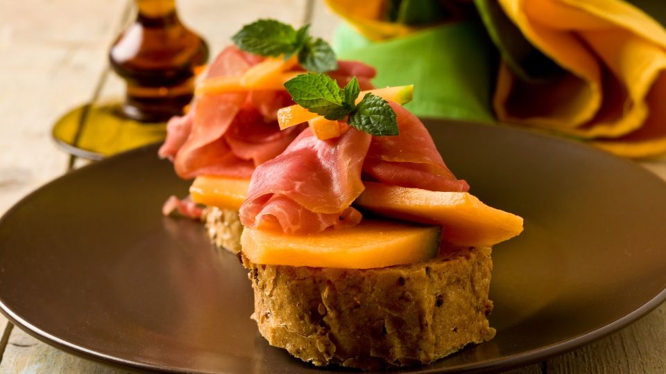 Яркое канапе с беконом будет приковывать взгляды: на вкус еще лучше, чем на вид