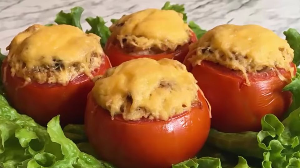 Превратите обычные помидоры в аппетитную закуску: блюдо сметут со стола первым