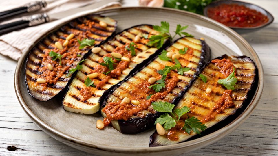 Баклажаны к сковородке больше не пригорят: об этом способе жарки знают не все