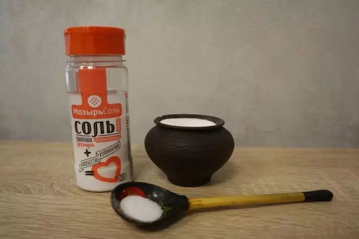 Правда ли, что замачивание в соленой воде сохраняет цвет одежды: ответ здесь