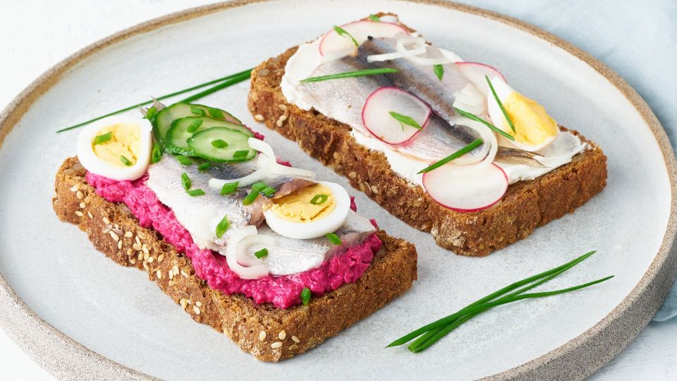 Вместо селедки под шубой: удивите гостей этими бутербродами