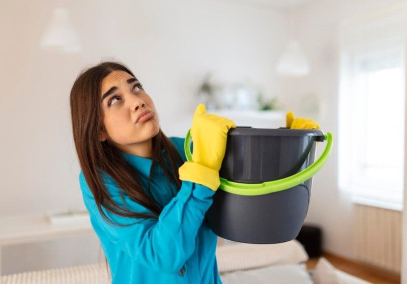 Кому платить за затопление: собственнику или управляющей компании?