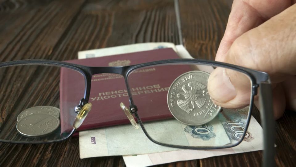 Пенсионеры в ожидании перемен: возможное удвоение фиксированной выплаты в 2026 году