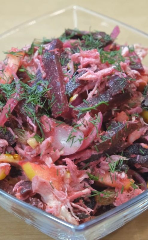 Свекольный салат с курицей и черносливом