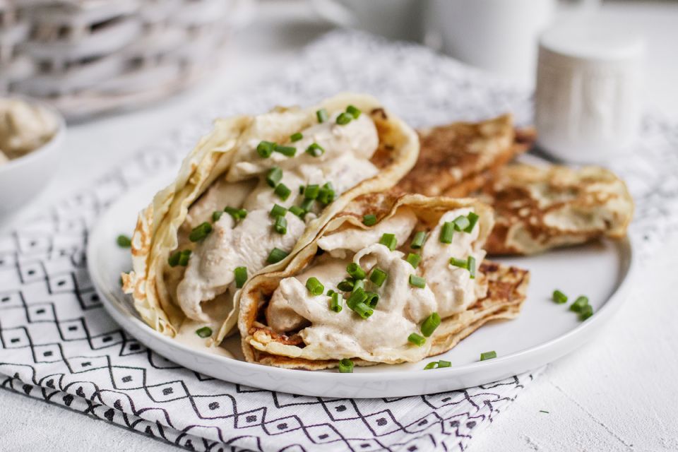 Блинчики с курицей и сметаной: простое и вкусное блюдо