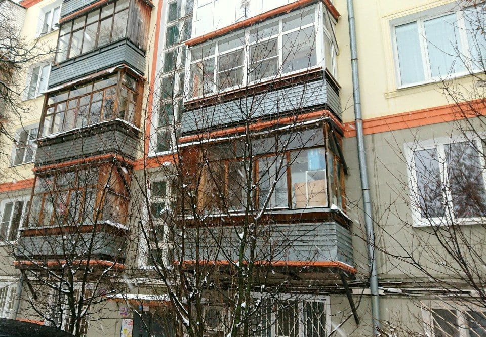 Остекление балконов в 2025: почему самострой может обернуться настоящей головной болью