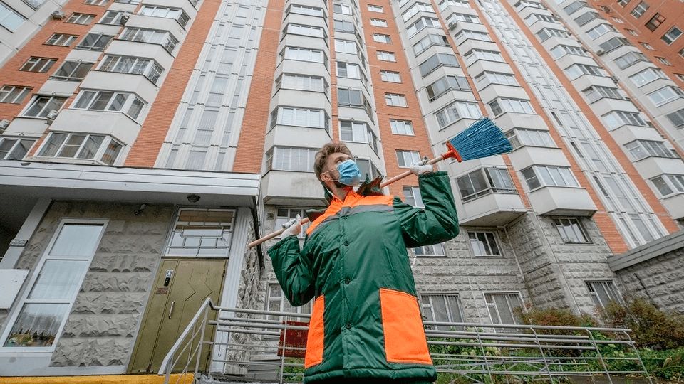 Почему управляющие компании незаконно взимают деньги за уборку: разъяснения Минстроя