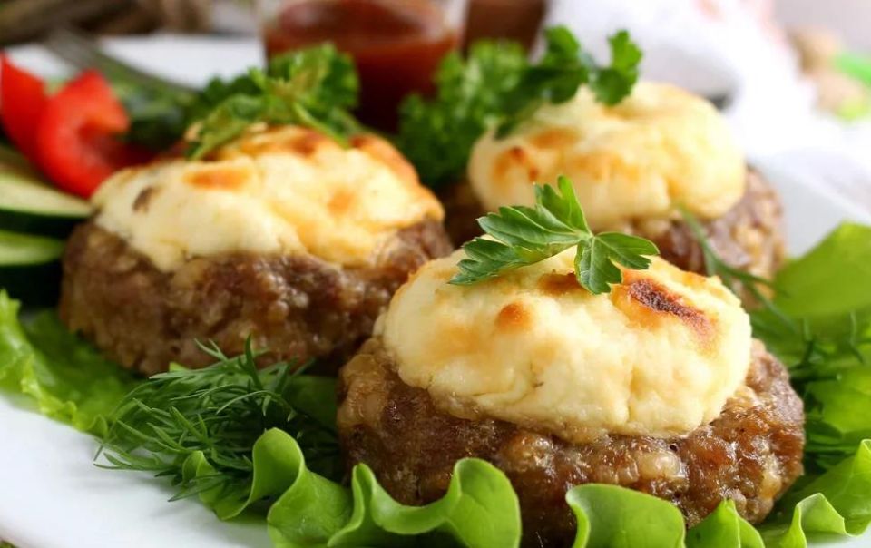 Мясные гнезда с грибами и сыром: быстро, сочно и очень вкусно