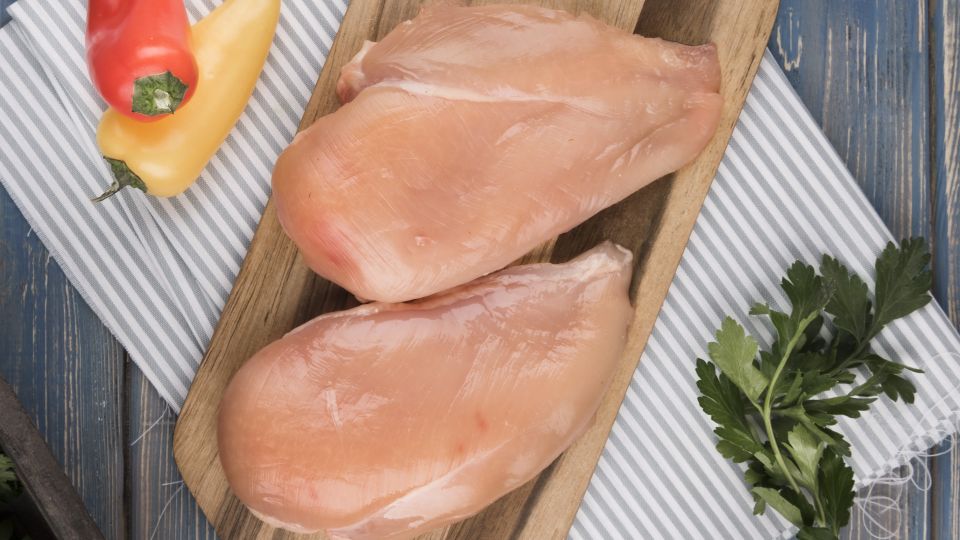 Сытный ужин из курицы будет готов за 15 минут: филе даже размораживать не придется