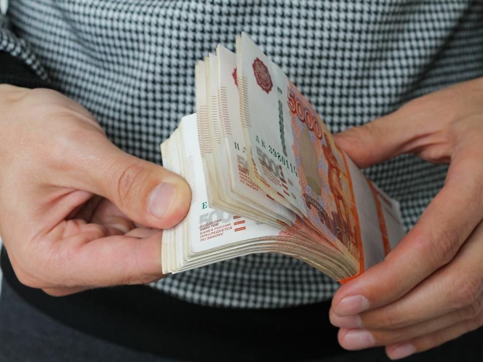 Доплаты за стаж: кто может рассчитывать на бонусы за 25 лет работы?