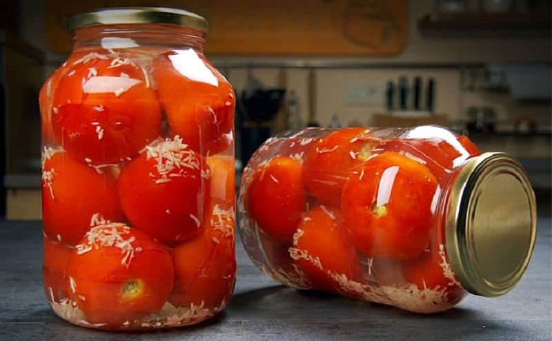 Маринованные помидоры с чесноком: освежите свою зимнюю закуску