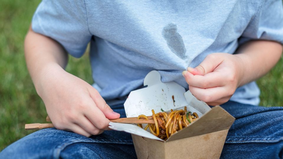 Даже следа не останется: сделайте это, и жирное пятно на одежде исчезнет без стирки