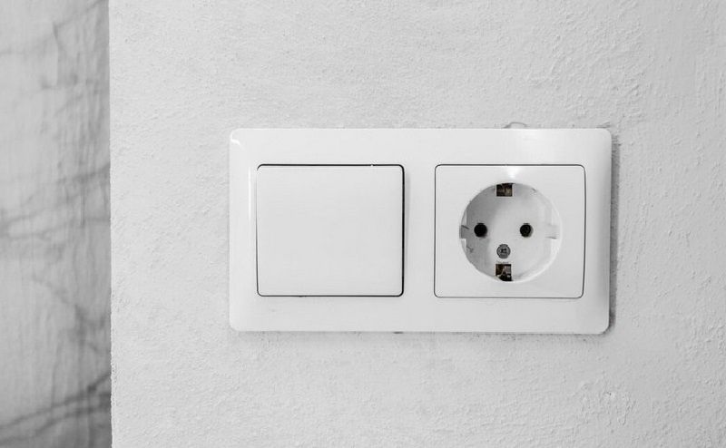 Как вернуть белизну старым розеткам и выключателям: полезные советы