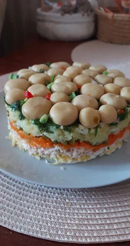 Праздничные салаты: три восхитительных рецепта для новогоднего стола