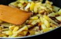 Какие хитрости есть в приготовлении жареного картофеля с перцем, чесноком и зеленью