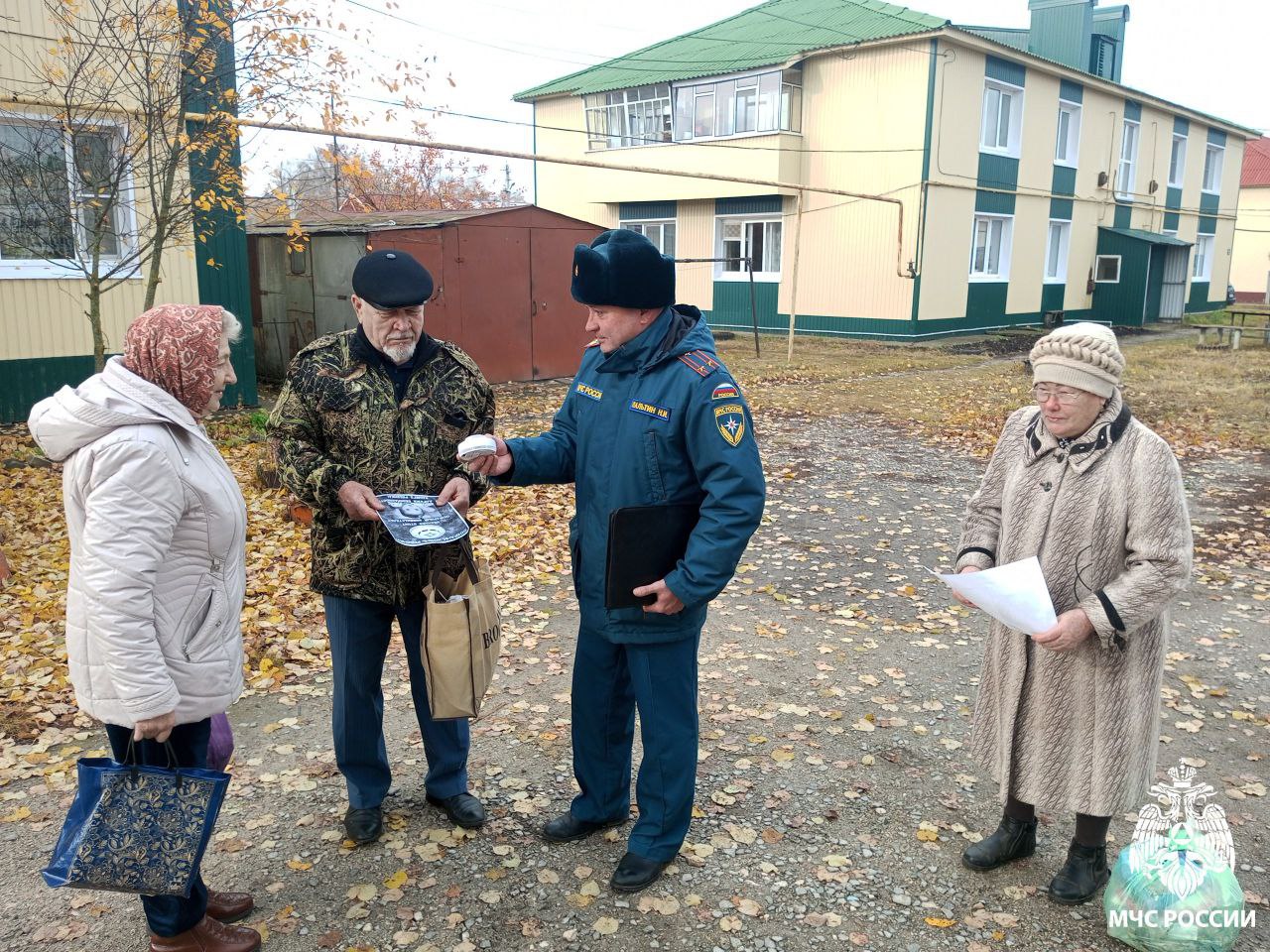 Безопасность в домах. В целях повышения уровня пожарной безопасности в осенний период сотрудники Главного управления МЧС России по Республике Мордовия проводят профилактические рейды по районам республики Безопасность в домах. В целях повышения уровня пожарной безопасности в осенний период сотрудники Главного управления МЧС России по Республике Мордовия проводят профилактические рейды по районам республики