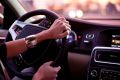 Как быстро и безопасно освободить лобовое стекло от льда