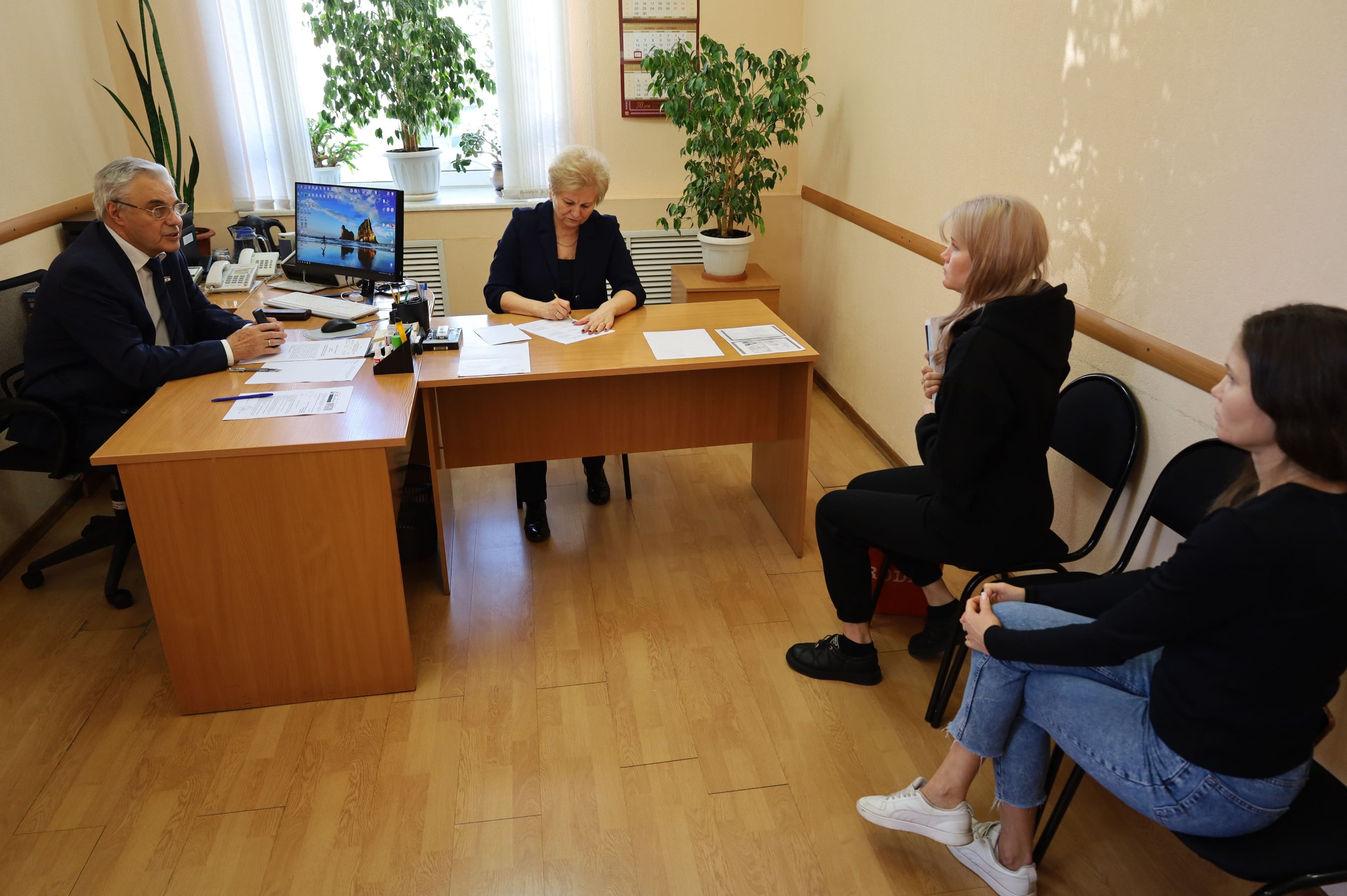 Жители Мордовии пришли на прием к Председателю Госсобрания республики Владимиру Чибиркину Жители Мордовии пришли на прием к Председателю Госсобрания республики Владимиру Чибиркину