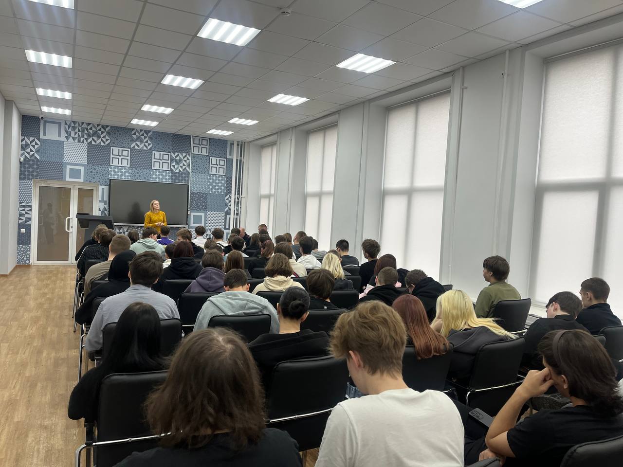 Сотрудники Госавтоинспекции провели профилактическую беседу с обучающимися колледжа, в ходе которой обсудили важность соблюдения правил дорожного движения Сотрудники Госавтоинспекции провели профилактическую беседу с обучающимися колледжа, в ходе которой обсудили важность соблюдения правил дорожного движения