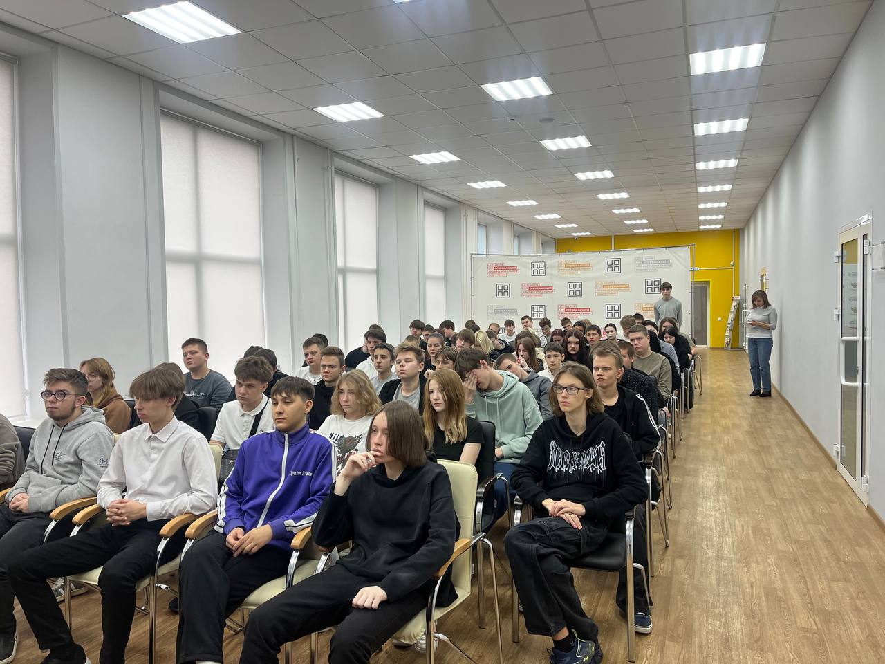 Сотрудники Госавтоинспекции провели профилактическую беседу с обучающимися колледжа, в ходе которой обсудили важность соблюдения правил дорожного движения Сотрудники Госавтоинспекции провели профилактическую беседу с обучающимися колледжа, в ходе которой обсудили важность соблюдения правил дорожного движения