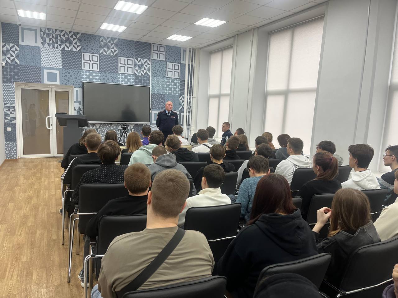 Сотрудники Госавтоинспекции провели профилактическую беседу с обучающимися колледжа, в ходе которой обсудили важность соблюдения правил дорожного движения Сотрудники Госавтоинспекции провели профилактическую беседу с обучающимися колледжа, в ходе которой обсудили важность соблюдения правил дорожного движения