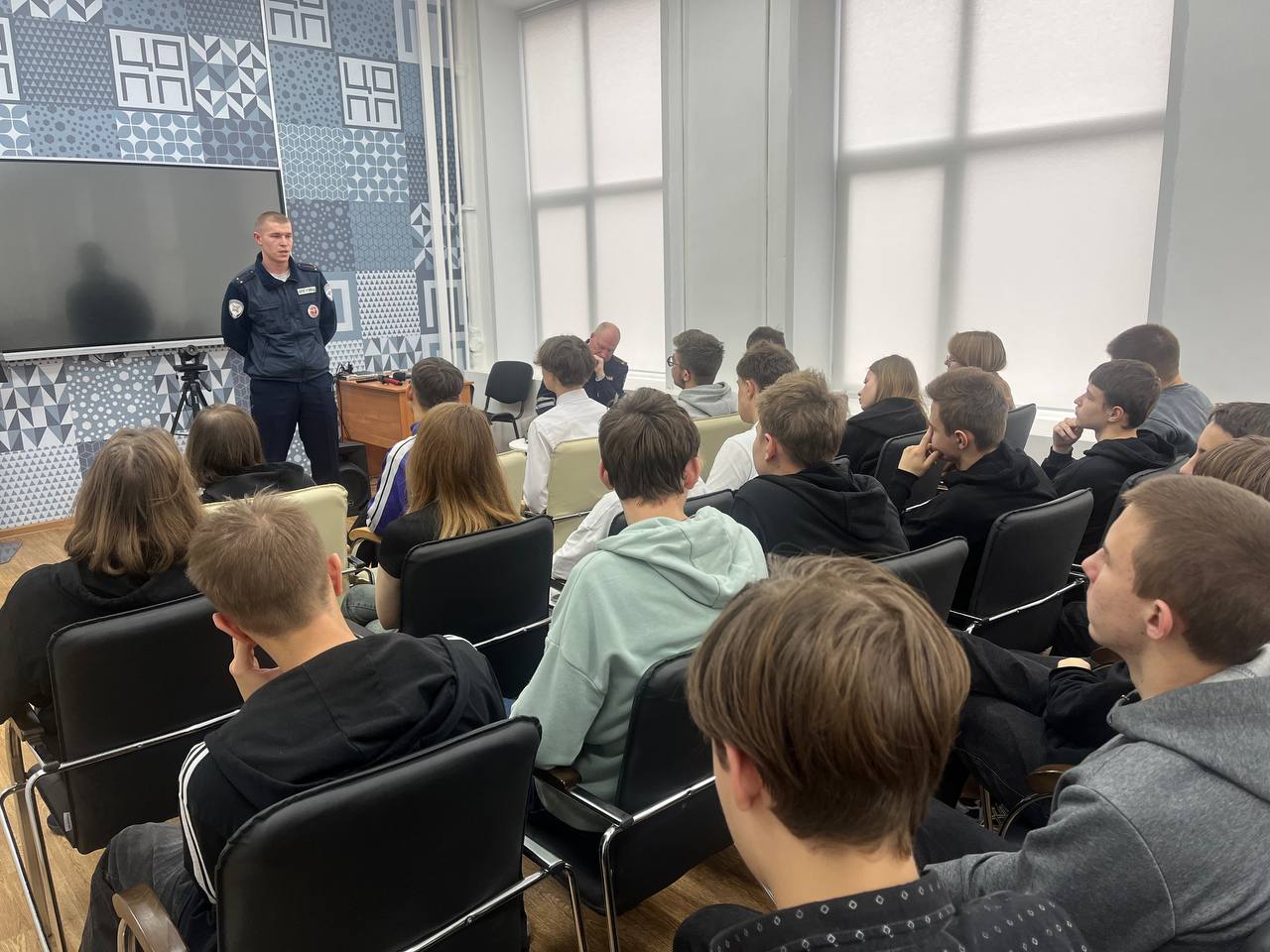 Сотрудники Госавтоинспекции провели профилактическую беседу с обучающимися колледжа, в ходе которой обсудили важность соблюдения правил дорожного движения Сотрудники Госавтоинспекции провели профилактическую беседу с обучающимися колледжа, в ходе которой обсудили важность соблюдения правил дорожного движения