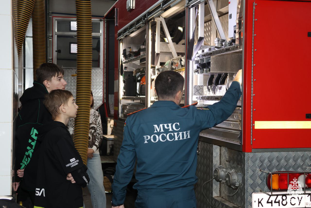 Многодетная семья из Торбеевского района посетила пожарно-спасательное подразделение Многодетная семья из Торбеевского района посетила пожарно-спасательное подразделение