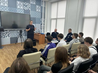 Сотрудники Госавтоинспекции провели профилактическую беседу с обучающимися колледжа, в ходе которой обсудили важность соблюдения правил дорожного движения