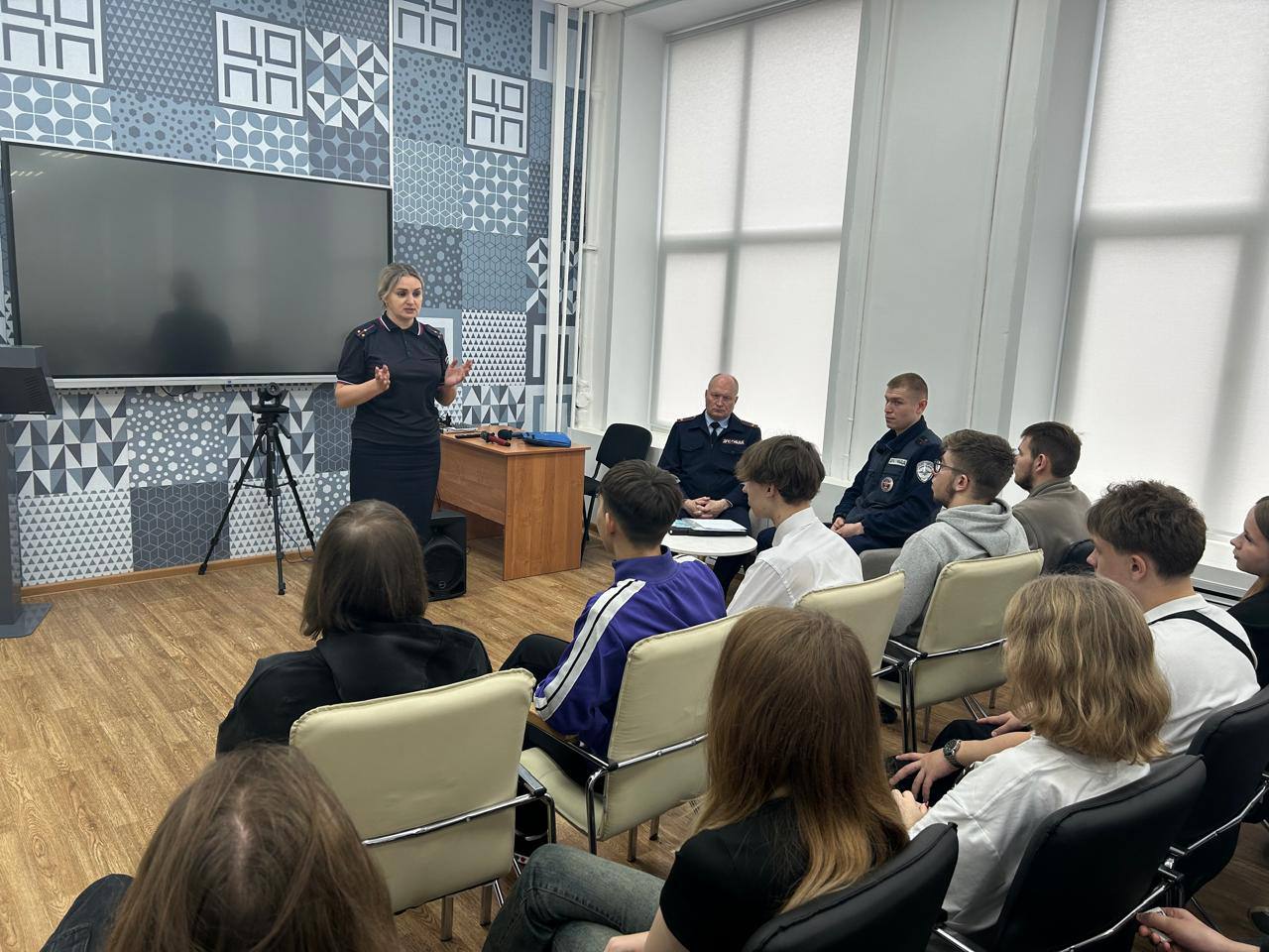 Сотрудники Госавтоинспекции провели профилактическую беседу с обучающимися колледжа, в ходе которой обсудили важность соблюдения правил дорожного движения