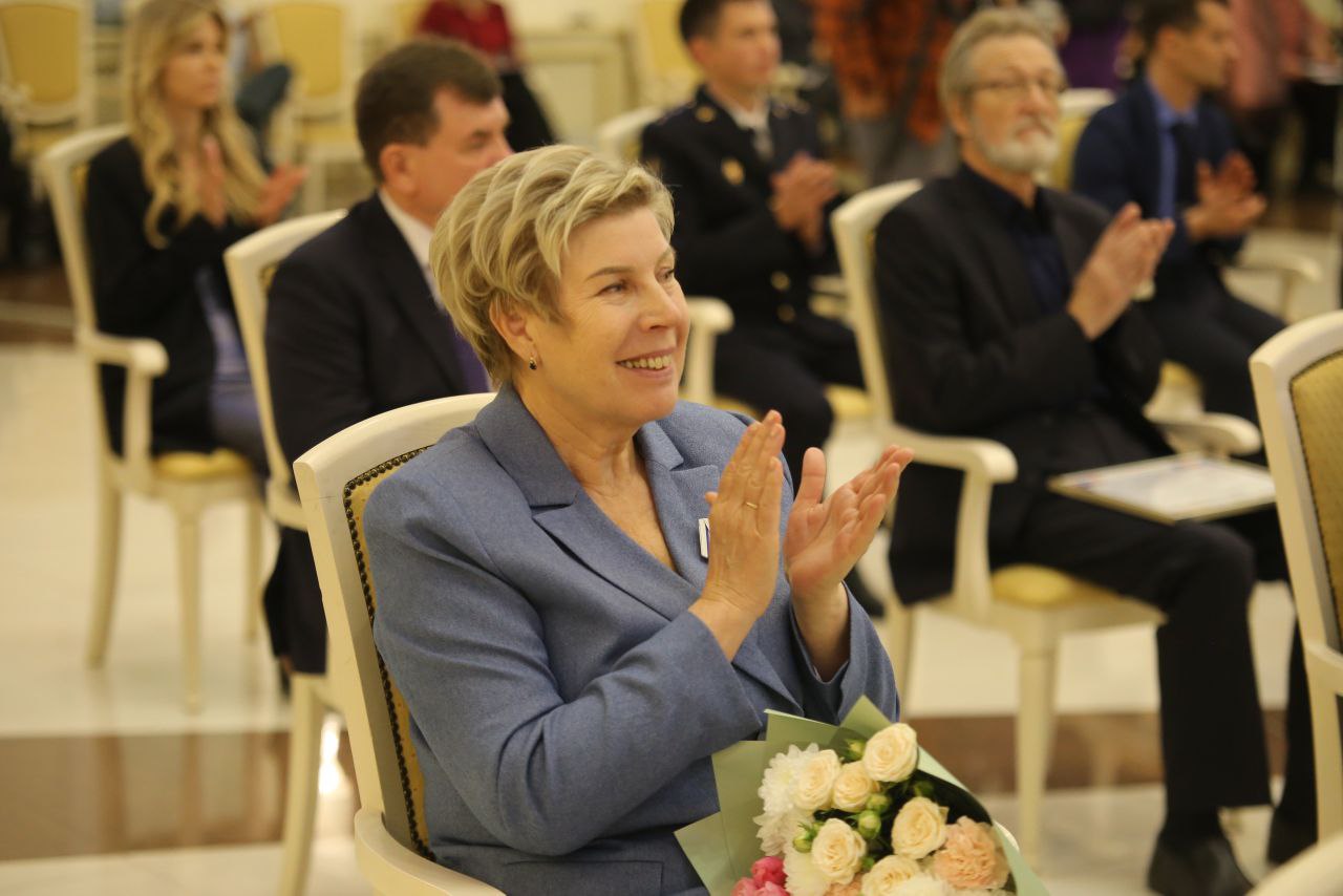 В преддверии Дня народного единства, который ежегодно отмечается 4 ноября, в Большом зале Дома Республики в Саранске состоялась торжественная церемония вручения государственных наград за заслуги в трудовой и общественной... В преддверии Дня народного единства, который ежегодно отмечается 4 ноября, в Большом зале Дома Республики в Саранске состоялась торжественная церемония вручения государственных наград за заслуги в трудовой и общественной...