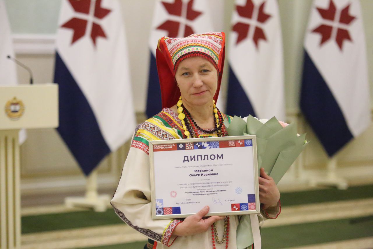 В преддверии Дня народного единства, который ежегодно отмечается 4 ноября, в Большом зале Дома Республики в Саранске состоялась торжественная церемония вручения государственных наград за заслуги в трудовой и общественной... В преддверии Дня народного единства, который ежегодно отмечается 4 ноября, в Большом зале Дома Республики в Саранске состоялась торжественная церемония вручения государственных наград за заслуги в трудовой и общественной...