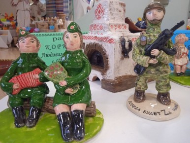 Керамические работы мастера Людмилы Ильиничны Коркиной из Старого Шайгова посвящены защитникам Отечества