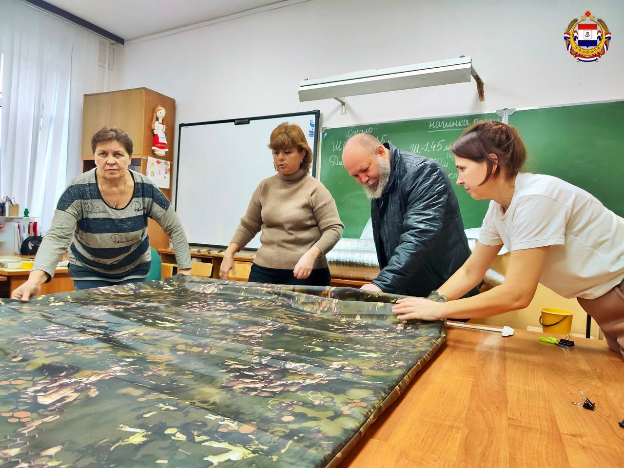 Учителя саранского лицея шьют противодроновые одеяла