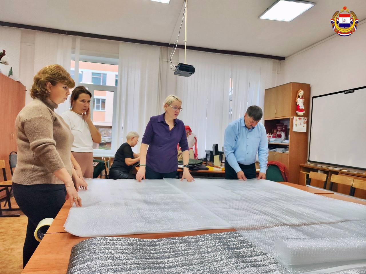 Учителя саранского лицея шьют противодроновые одеяла Учителя саранского лицея шьют противодроновые одеяла