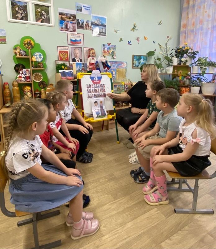 В Детских садах Саранска провели тематические мероприятия, посвященные Дню народного единства В Детских садах Саранска провели тематические мероприятия, посвященные Дню народного единства