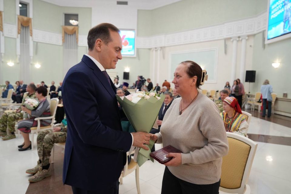 Артём Здунов: Накануне Дня народного единства наградили земляков! Защитники Родины, педагоги, врачи, строители, инженеры, работники культуры, многодетные родители - безмерно гордимся каждым Артём Здунов: Накануне Дня народного единства наградили земляков! Защитники Родины, педагоги, врачи, строители, инженеры, работники культуры, многодетные родители - безмерно гордимся каждым