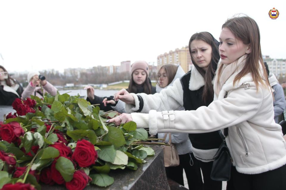 Цветы, триколор и слова о главном Цветы, триколор и слова о главном