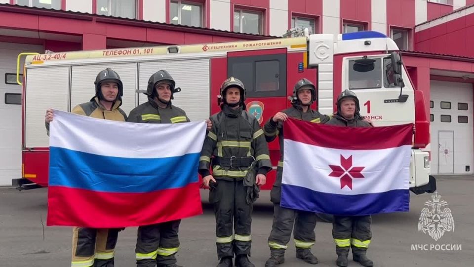 Сотрудники МЧС России поздравляют с Днём народного единства!