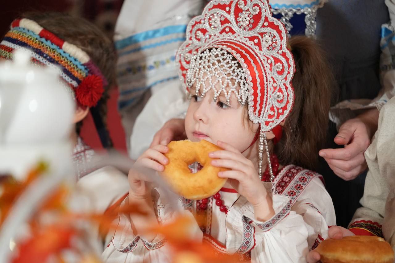 В своём телеграм - канале Глава Мордовии Артём Здунов разместил  видео, которое отражает основу нашей дружной республики - мы часть огромной, великой страны - с общей историей, многовековыми традициями и героическими предками В своём телеграм - канале Глава Мордовии Артём Здунов разместил  видео, которое отражает основу нашей дружной республики - мы часть огромной, великой страны - с общей историей, многовековыми традициями и героическими предками