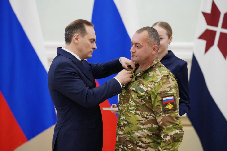 Артём Здунов: Накануне Дня народного единства наградили земляков! Защитники Родины, педагоги, врачи, строители, инженеры, работники культуры, многодетные родители - безмерно гордимся каждым Артём Здунов: Накануне Дня народного единства наградили земляков! Защитники Родины, педагоги, врачи, строители, инженеры, работники культуры, многодетные родители - безмерно гордимся каждым