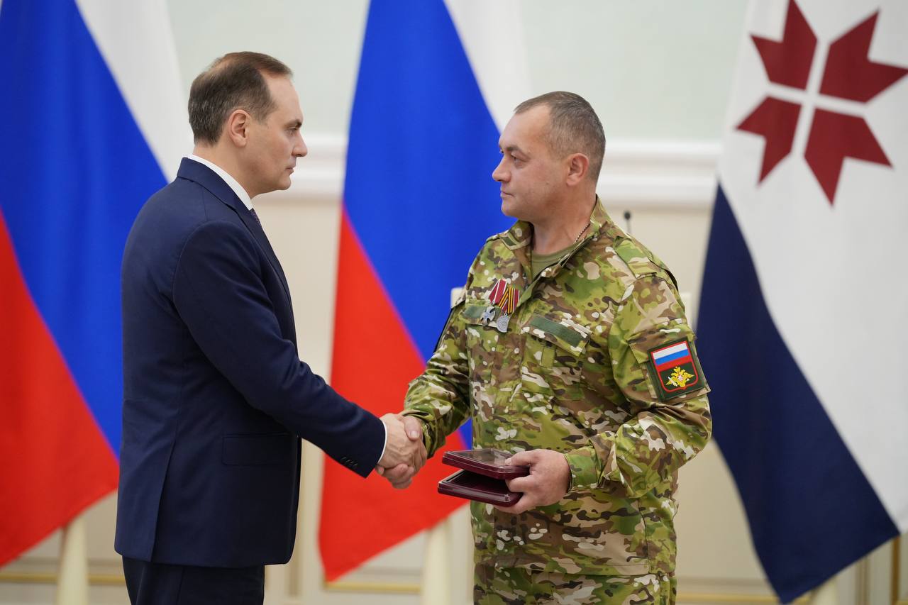 Артём Здунов: Накануне Дня народного единства наградили земляков! Защитники Родины, педагоги, врачи, строители, инженеры, работники культуры, многодетные родители - безмерно гордимся каждым