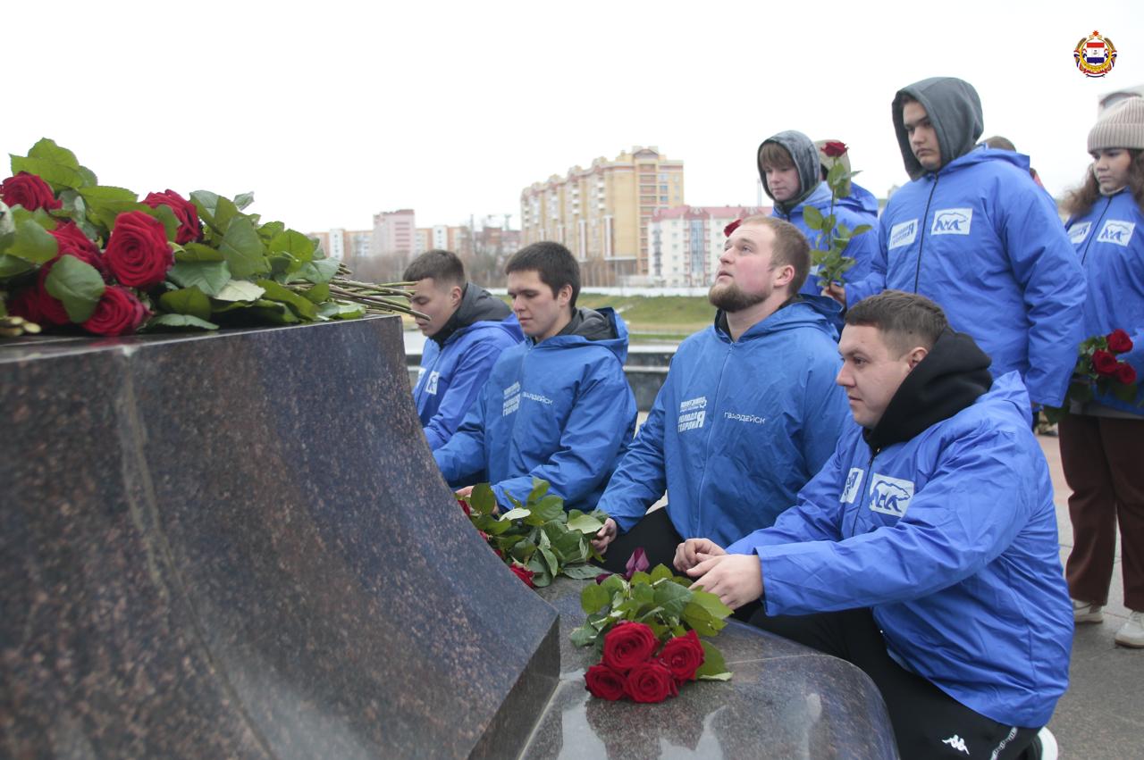 Цветы, триколор и слова о главном Цветы, триколор и слова о главном