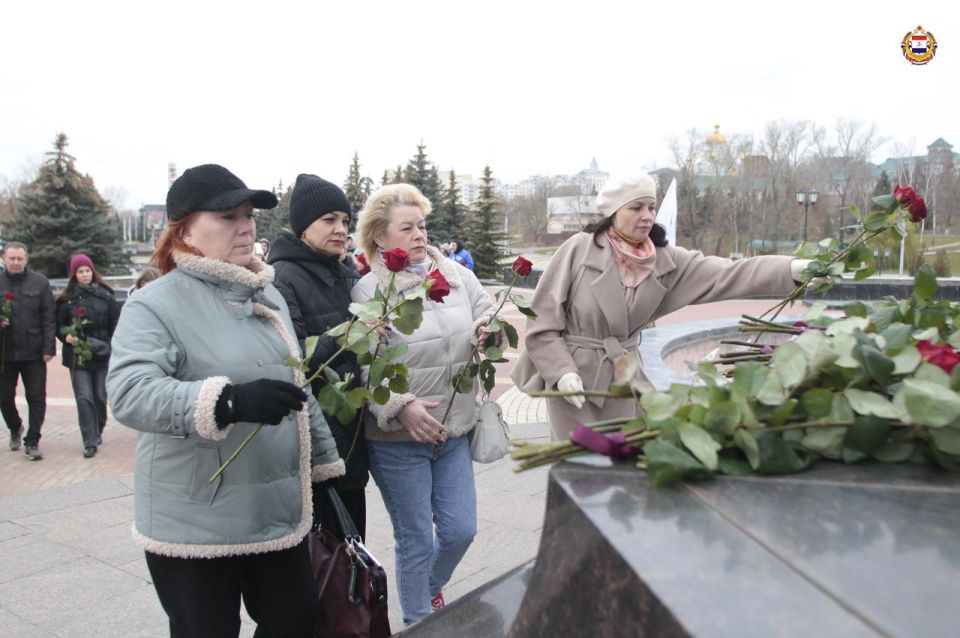 Цветы, триколор и слова о главном Цветы, триколор и слова о главном