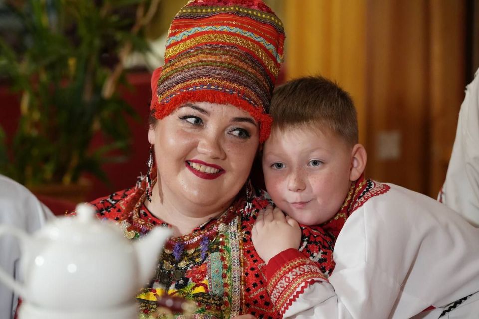 В своём телеграм - канале Глава Мордовии Артём Здунов разместил видео, которое отражает основу нашей дружной республики - мы часть огромной, великой страны - с общей историей, многовековыми традициями и героическими предками В своём телеграм - канале Глава Мордовии Артём Здунов разместил видео, которое отражает основу нашей дружной республики - мы часть огромной, великой страны - с общей историей, многовековыми традициями и героическими предками