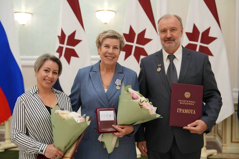 Артём Здунов: Накануне Дня народного единства наградили земляков! Защитники Родины, педагоги, врачи, строители, инженеры, работники культуры, многодетные родители - безмерно гордимся каждым Артём Здунов: Накануне Дня народного единства наградили земляков! Защитники Родины, педагоги, врачи, строители, инженеры, работники культуры, многодетные родители - безмерно гордимся каждым