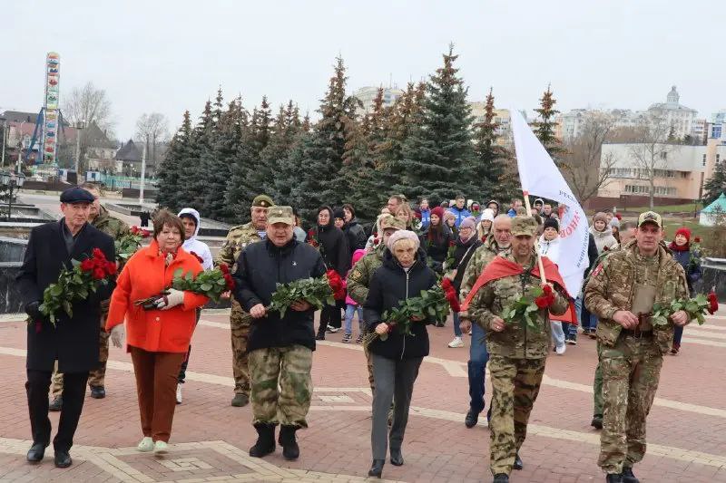 Утром 4 ноября центром притяжения горожан по традиции стал памятник «Навеки с Россией»