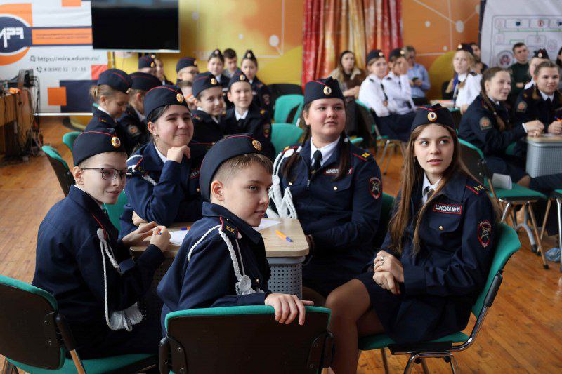 Полицейские кадеты приняли участие в праздничном мероприятии, приуроченном ко Дню сотрудника органов внутренних дел Полицейские кадеты приняли участие в праздничном мероприятии, приуроченном ко Дню сотрудника органов внутренних дел