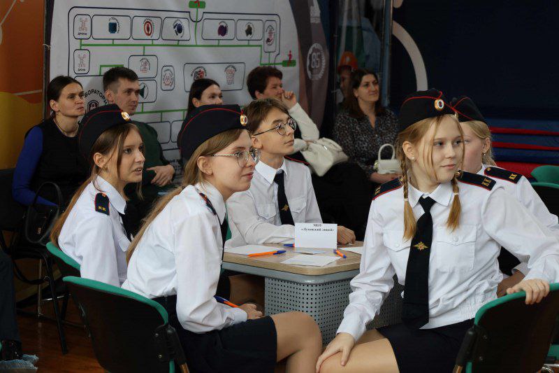 Полицейские кадеты приняли участие в праздничном мероприятии, приуроченном ко Дню сотрудника органов внутренних дел