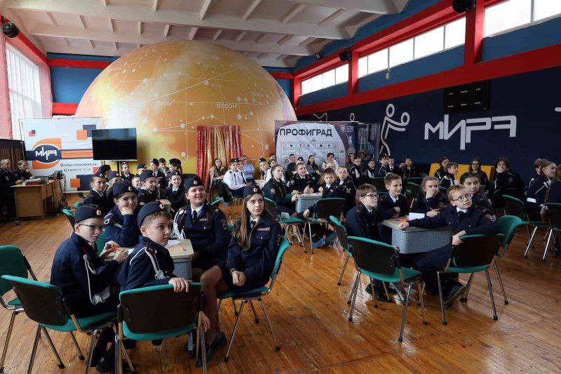 Полицейские кадеты приняли участие в праздничном мероприятии, приуроченном ко Дню сотрудника органов внутренних дел Полицейские кадеты приняли участие в праздничном мероприятии, приуроченном ко Дню сотрудника органов внутренних дел