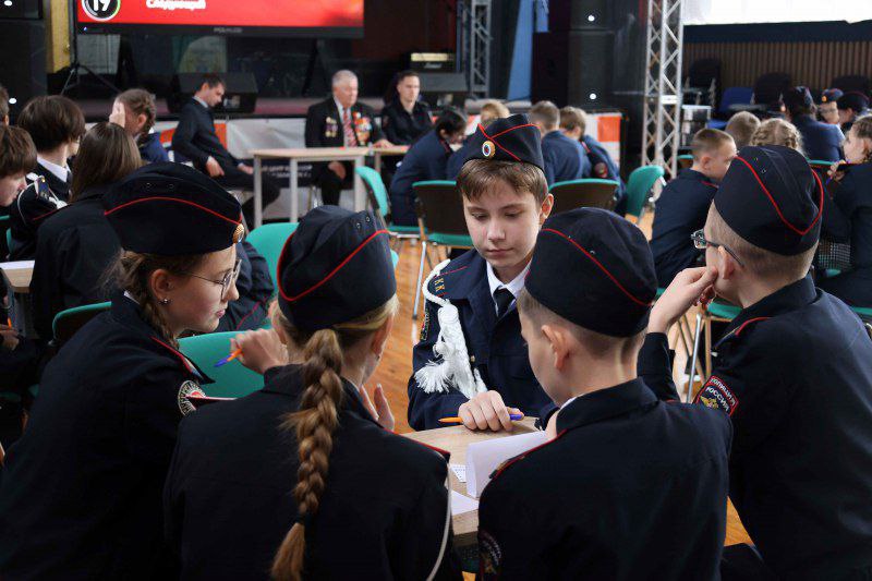 Полицейские кадеты приняли участие в праздничном мероприятии, приуроченном ко Дню сотрудника органов внутренних дел Полицейские кадеты приняли участие в праздничном мероприятии, приуроченном ко Дню сотрудника органов внутренних дел